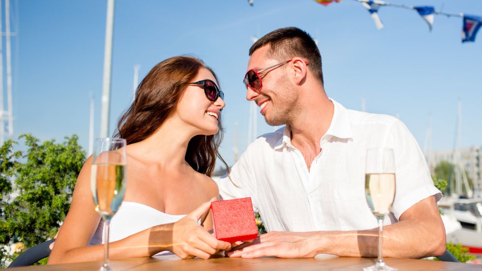 Jak ubrać się na randkę latem? Inspiracje na lato 2023 – Twoja mapa modowej ścieżki