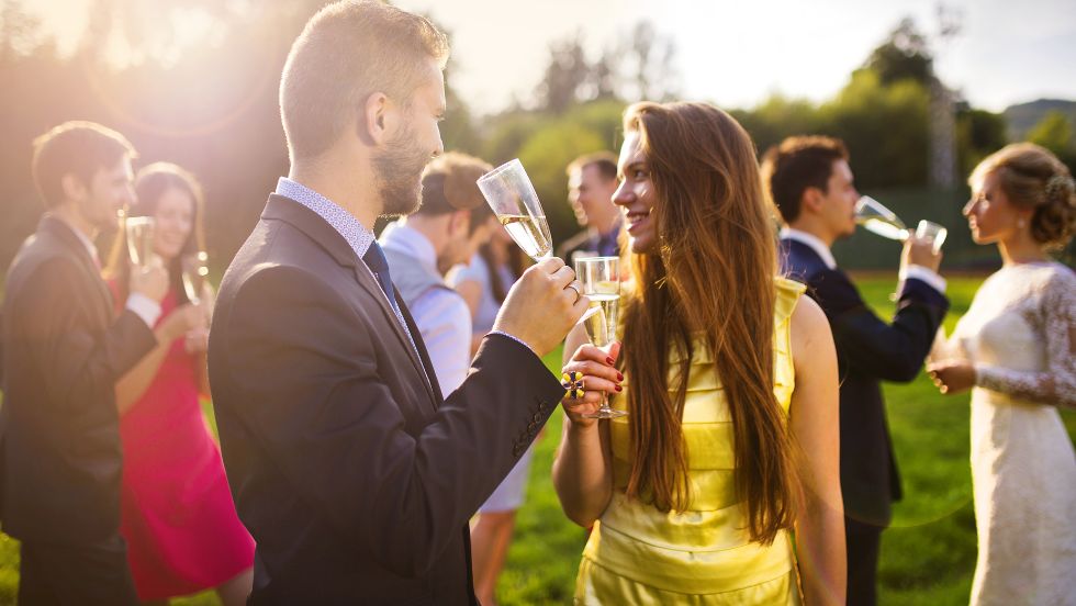 Jak ubrać się na wesele jako gość? Praktyczne porady i wskazówki 2023