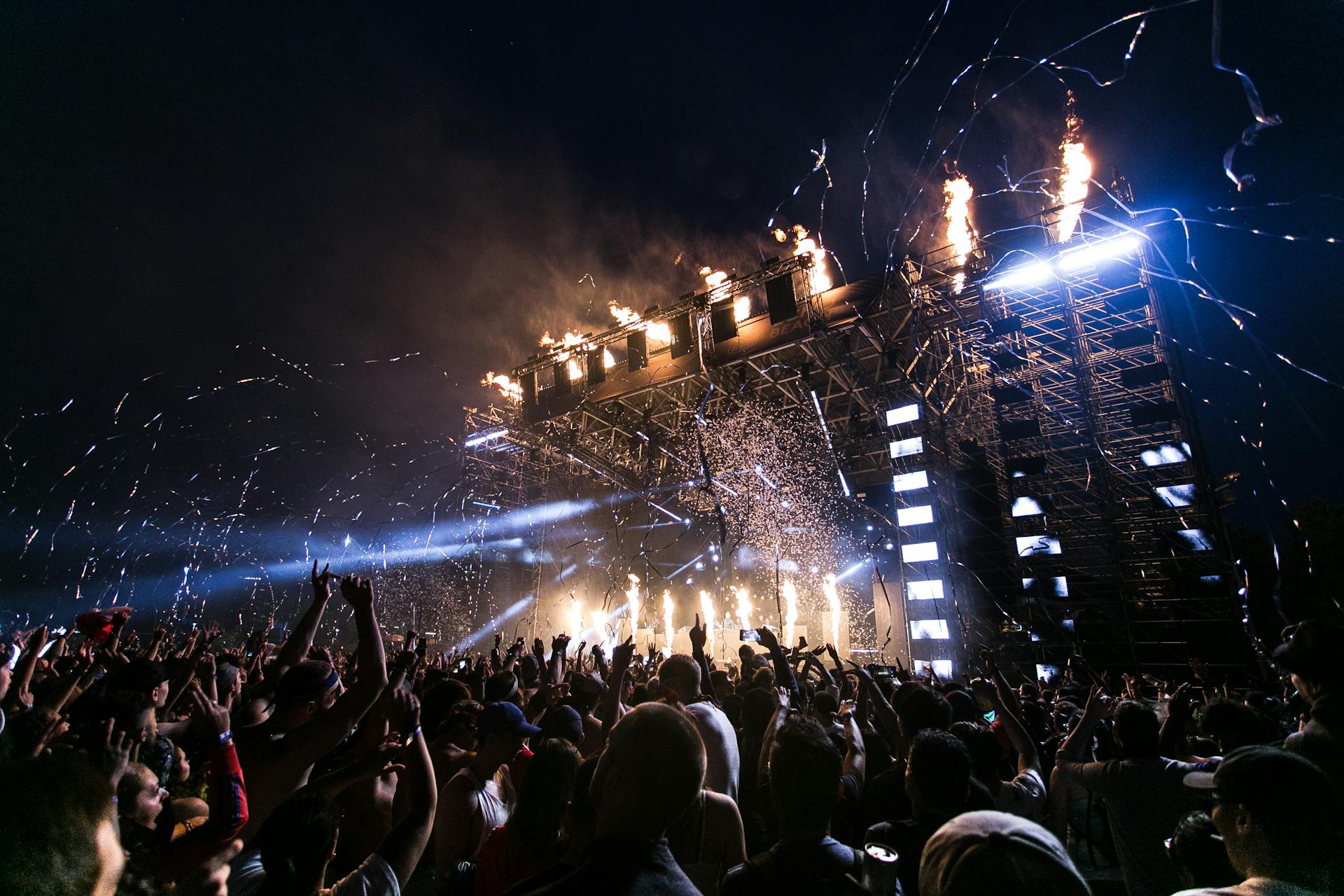 Jak się ubrać na koncert? Przewodnik stylu dla fanów muzyki