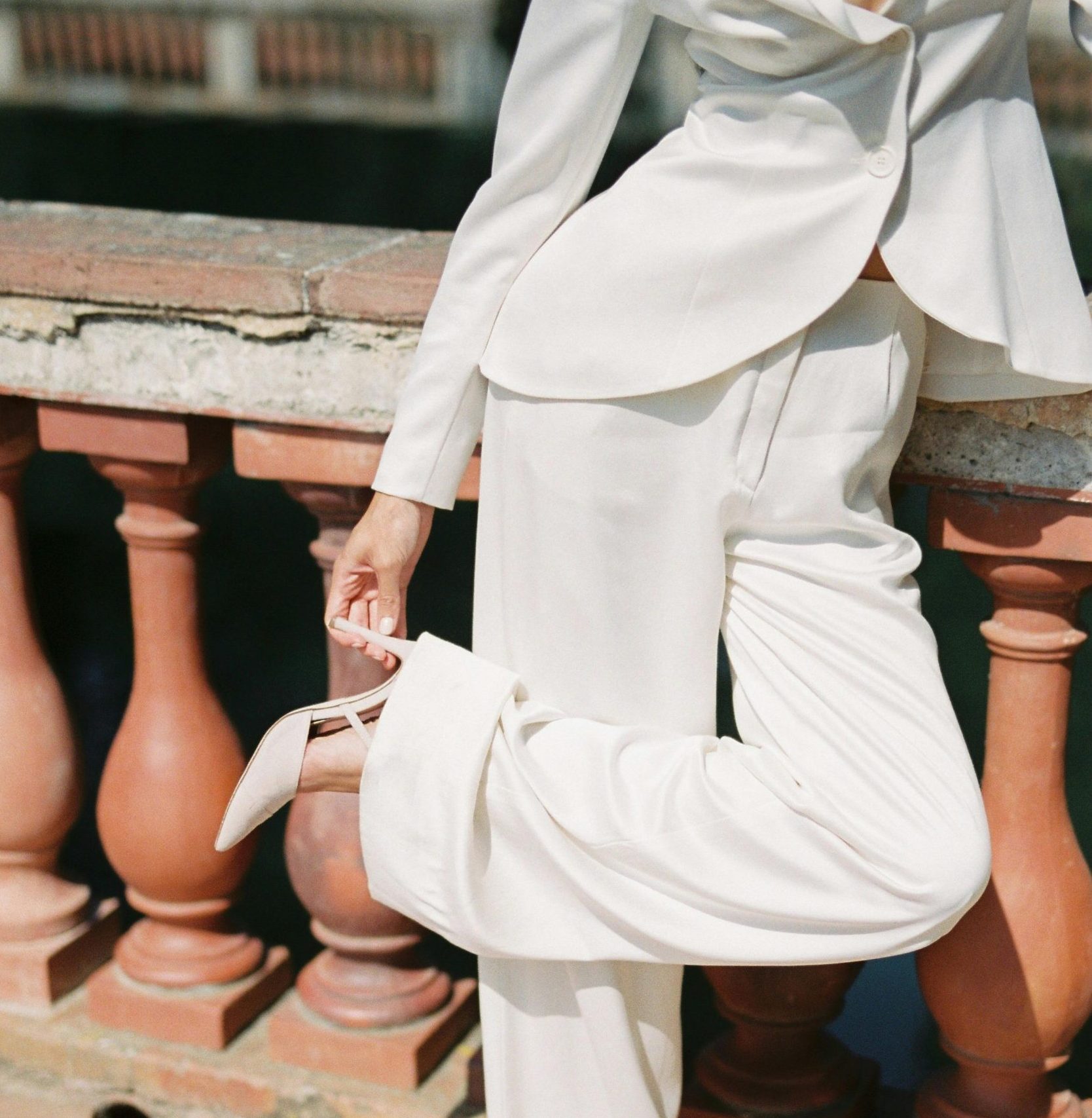 Co pasuje do białych spodni? 6 stylizacji idealnych na wypad poza miasto