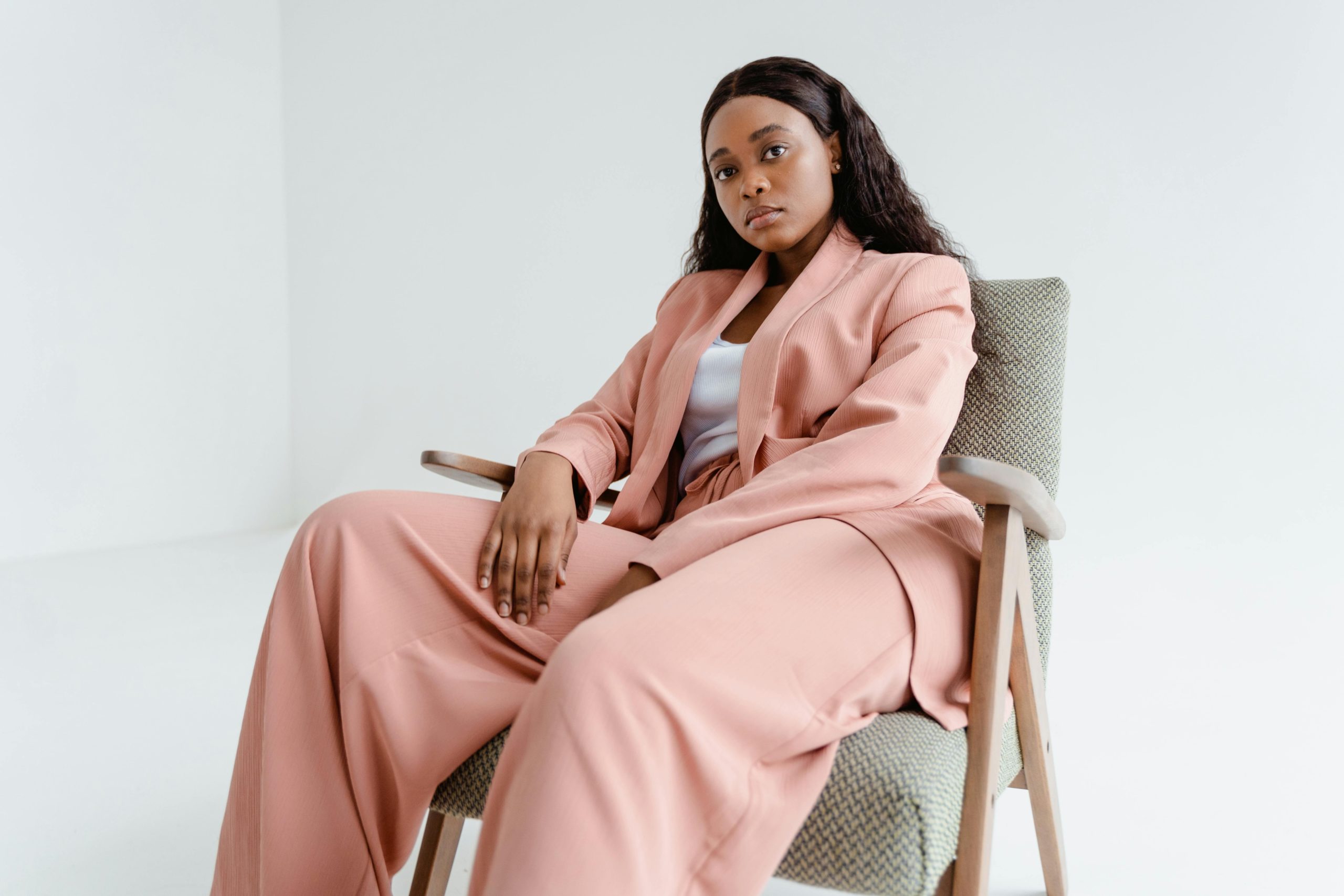 Co pasuje do różu? Stwórz 3 wygodne stylizacje połączone z trendami