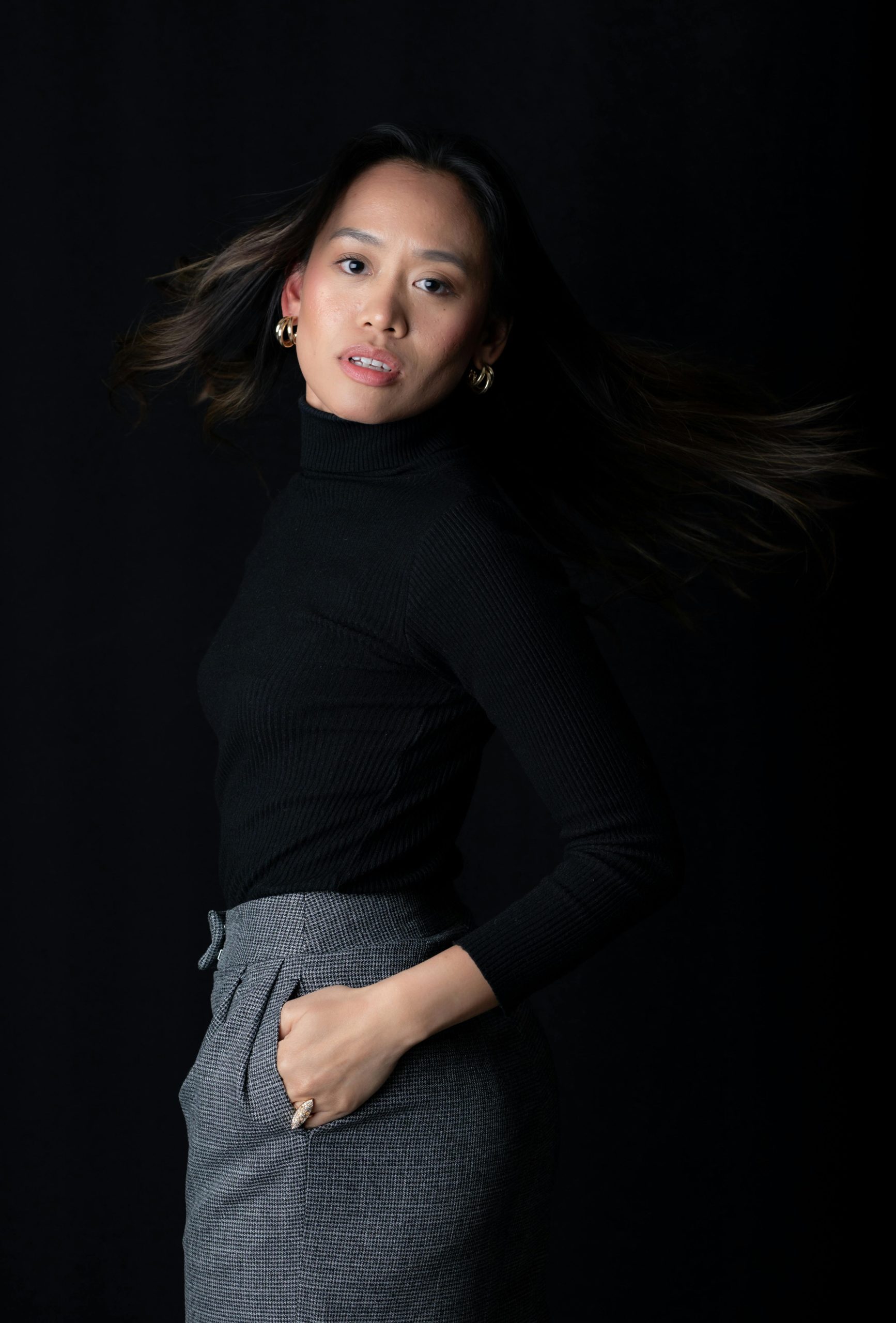 Co pasuje do szarych spodni damskich? Sprawdź 5 najmodniejszych topów