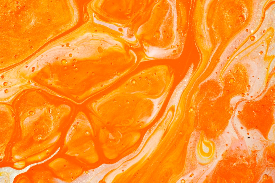 Co pasuje do pomarańczowego? Odkryj sekret 3 dodatków