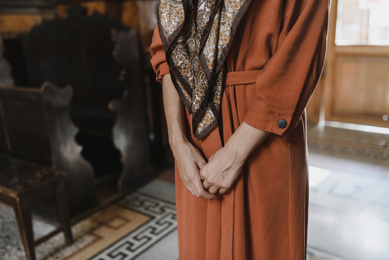 Co pasuje do brązowej sukienki? Stwórz 4 stylizacje na różne okazje