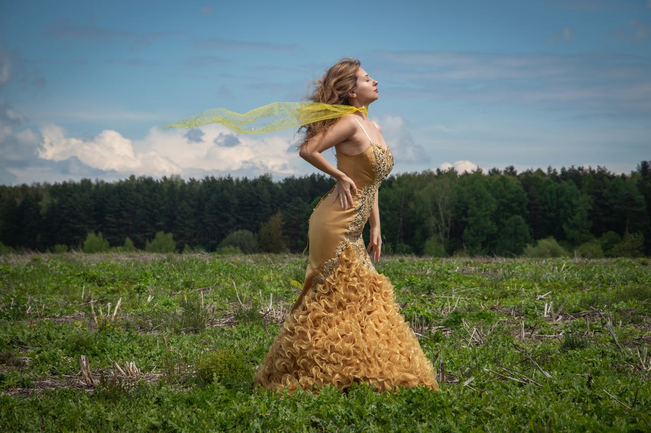 Co pasuje do złotego koloru? Wypróbuj te 4 imprezowe outfity