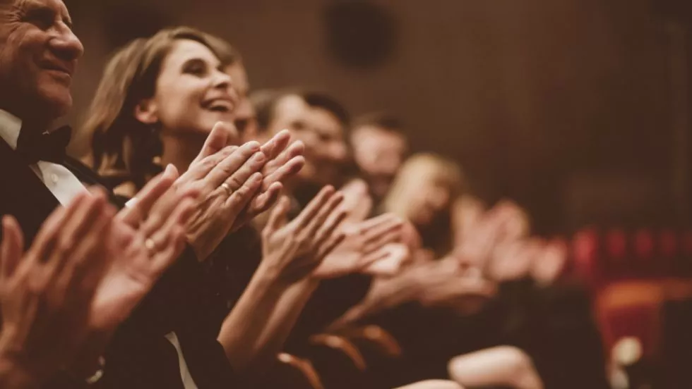 Odkryj, jak się ubrać do teatru w 2023 roku.