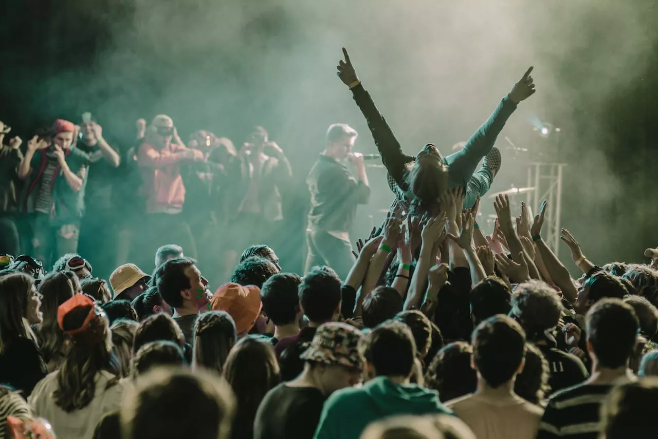 Co ubrać na koncert? – 5 zasad dopasowanego stroju