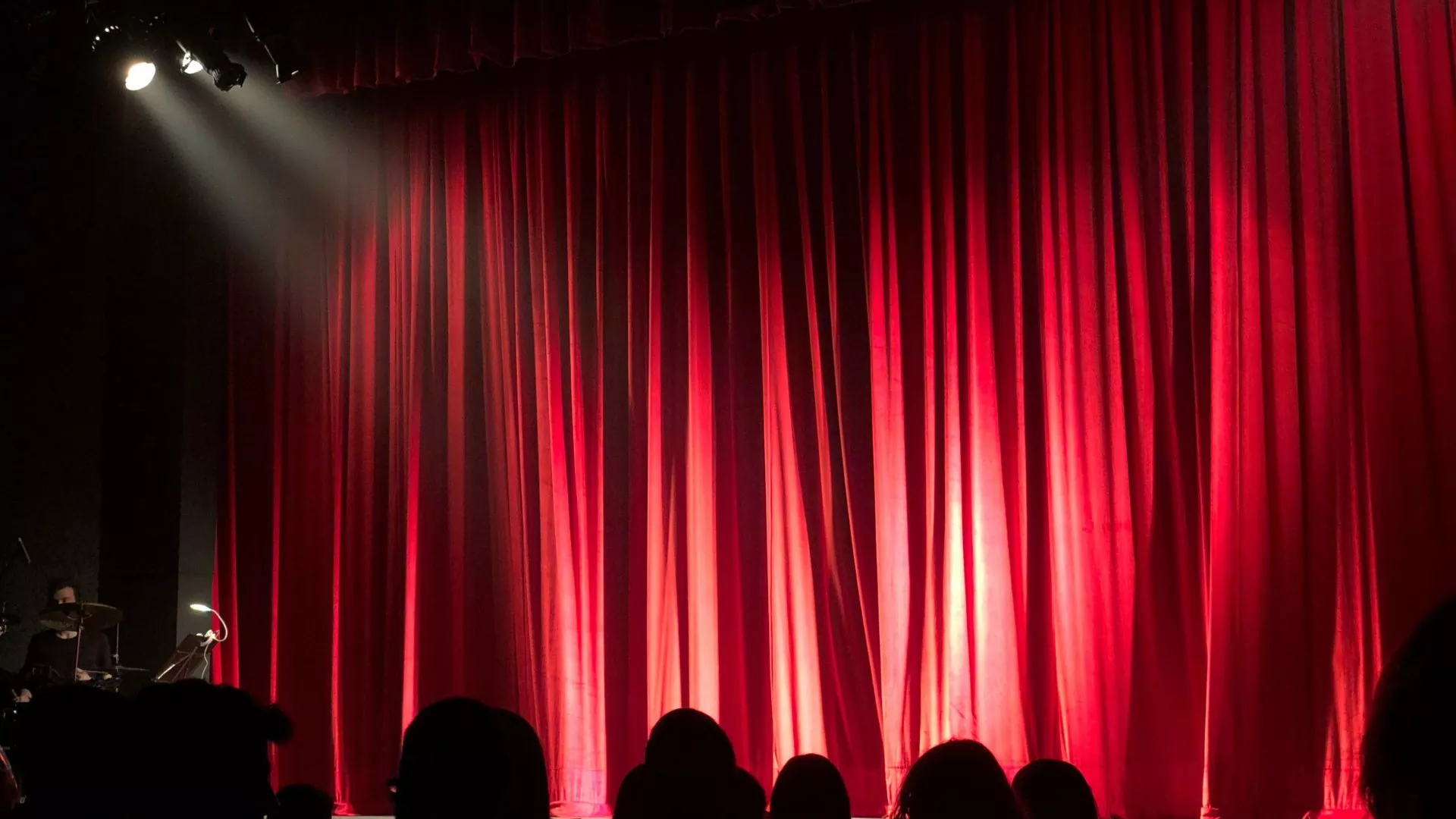 Jak ubrać się do teatru? Sprawdź stylowe i eleganckie propozycje dla młodzieży!