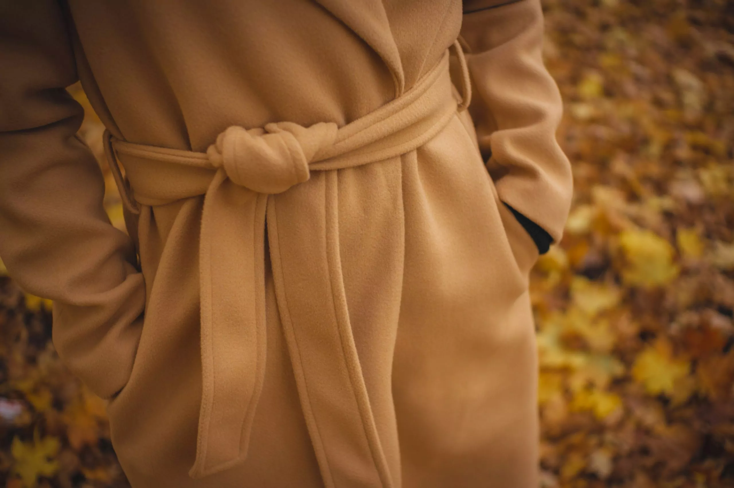 Jesienne wesele – modny i praktyczny look na chłodniejsze dni