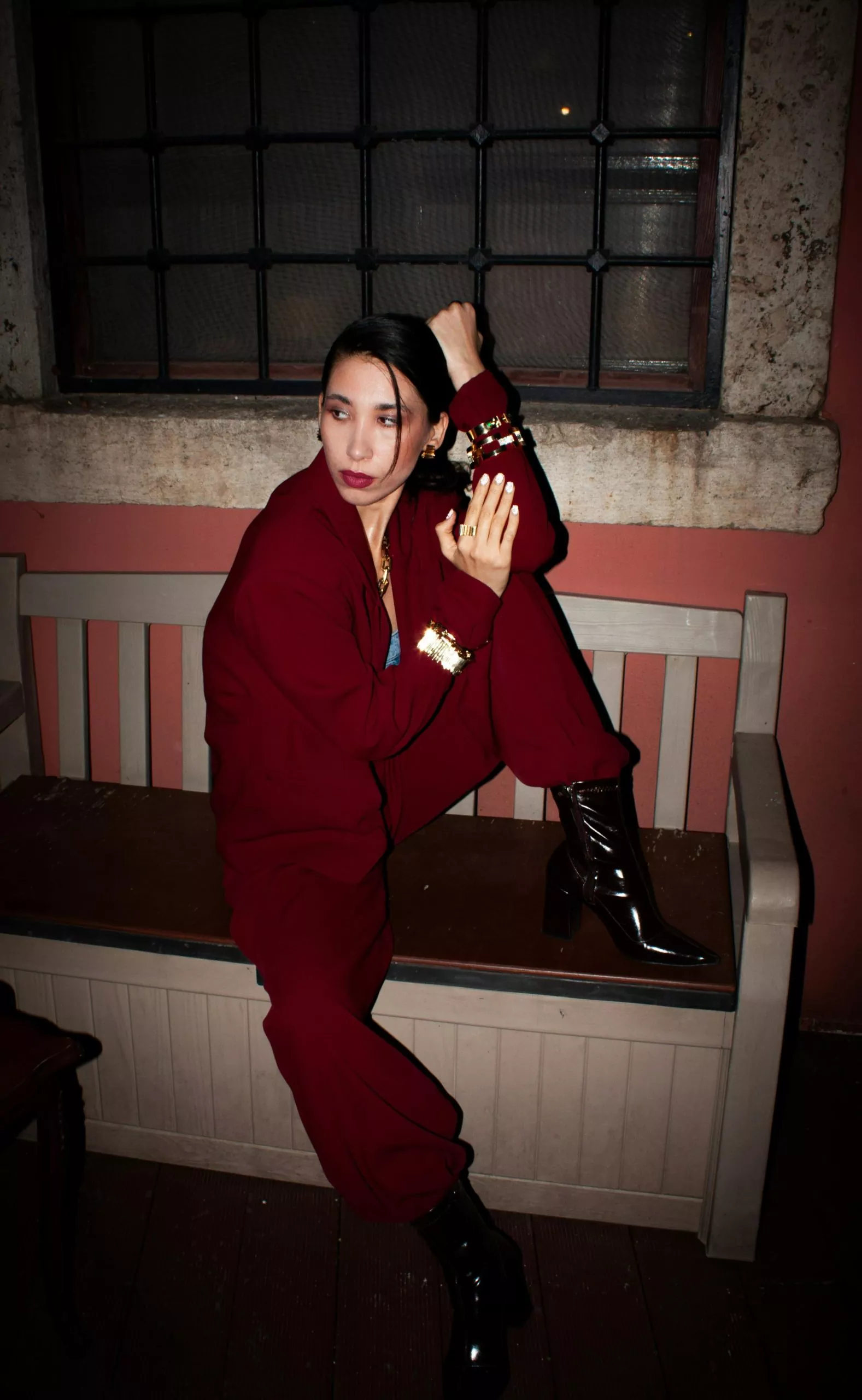 Co pasuje do bordowego? Odkryj 4 inspiracje na kolor sezonu