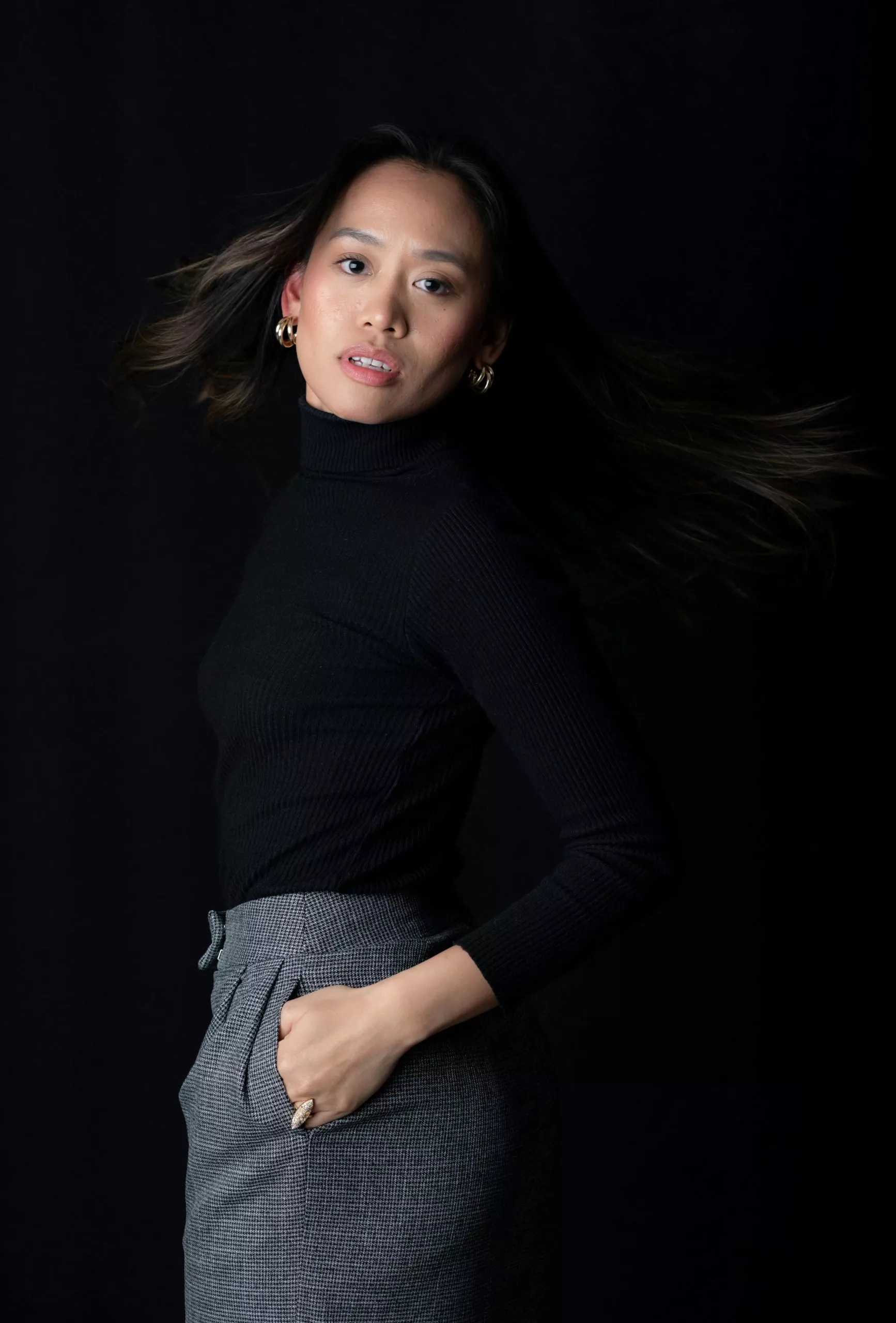 Co pasuje do szarych spodni damskich? Sprawdź 5 najmodniejszych topów