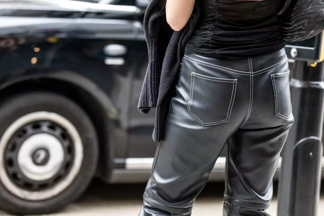 Co pasuje do beżowych spodni damskich? Top 3 propozycje