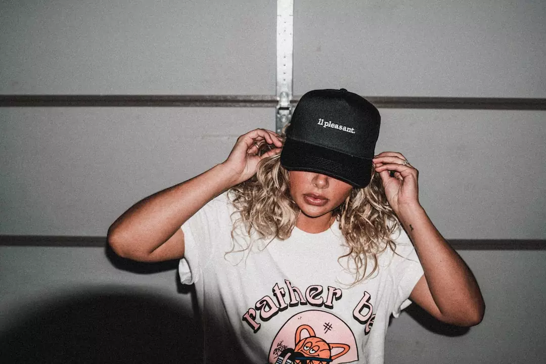 Co pasuje do czarnych dresów? Wypróbuj 5 sposobów na modny streetwear!