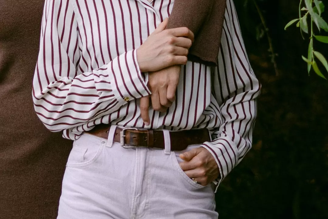 Co pasuje do brązowych spodni? Sprawdź 5 sposobów, aby stworzyć modny look!