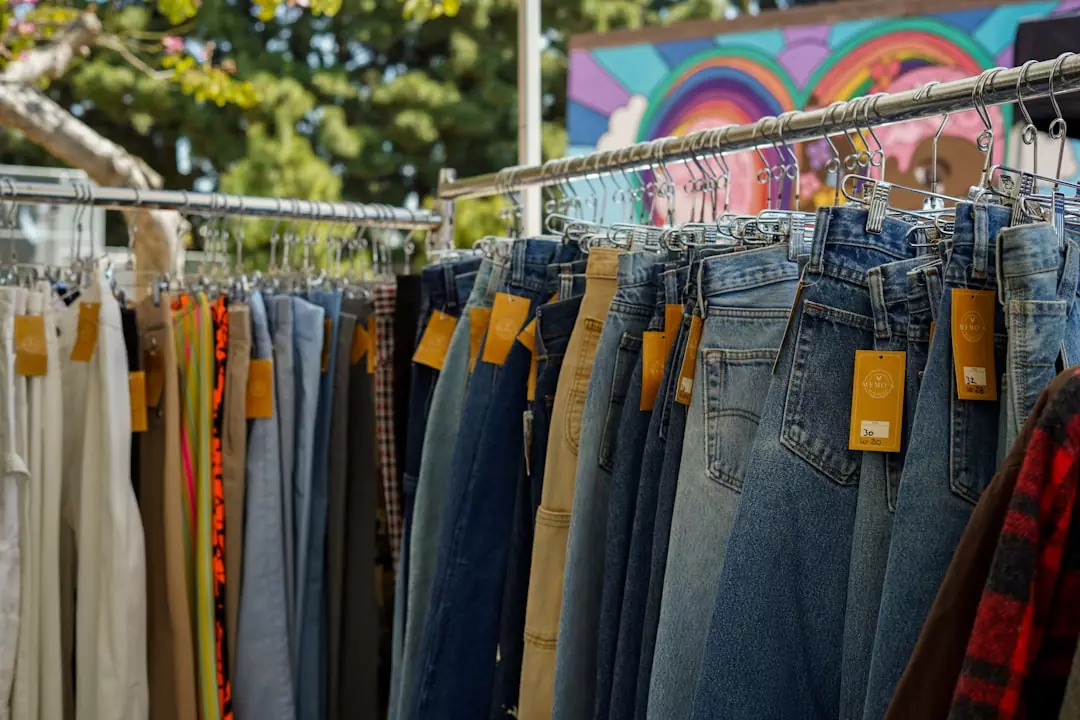 Co pasuje do niebieskich jeansów? Stwórz 3 podstawowe kombinacje na każdą okazję