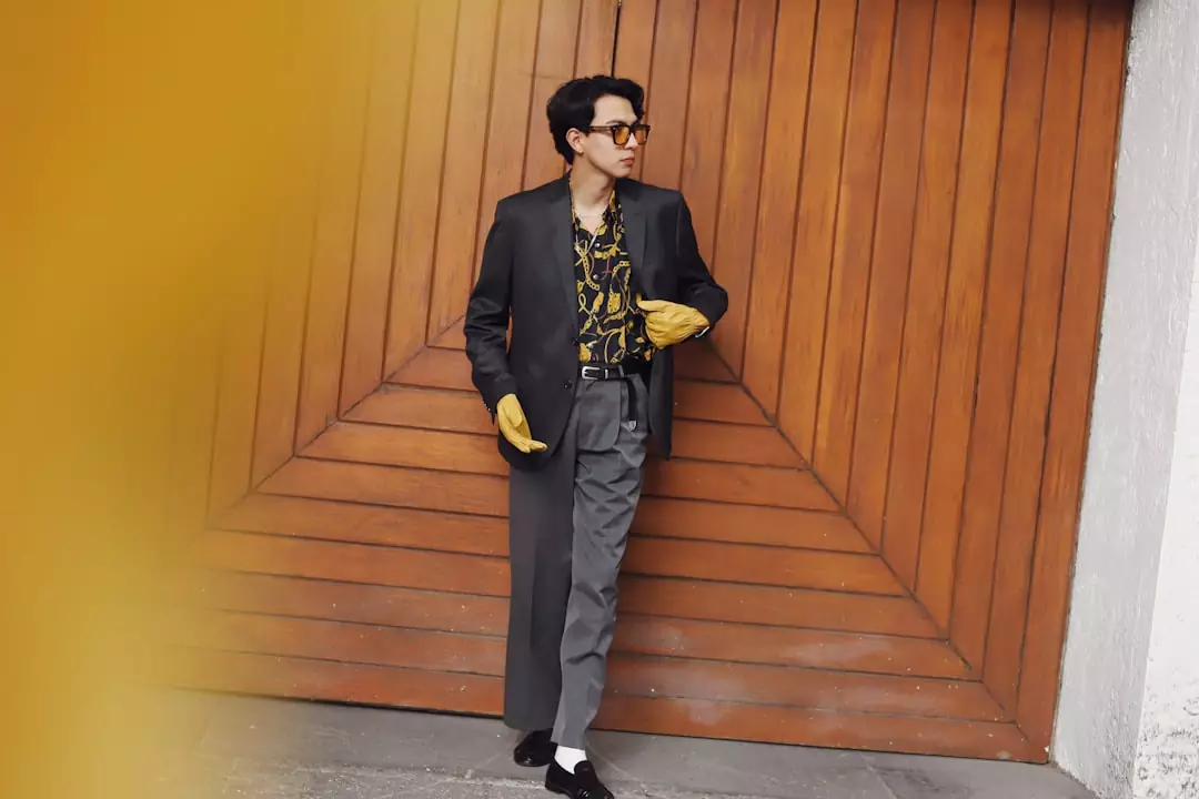 Co pasuje do żółtych spodni? Odkryj 3 sposoby na formalną stylizację