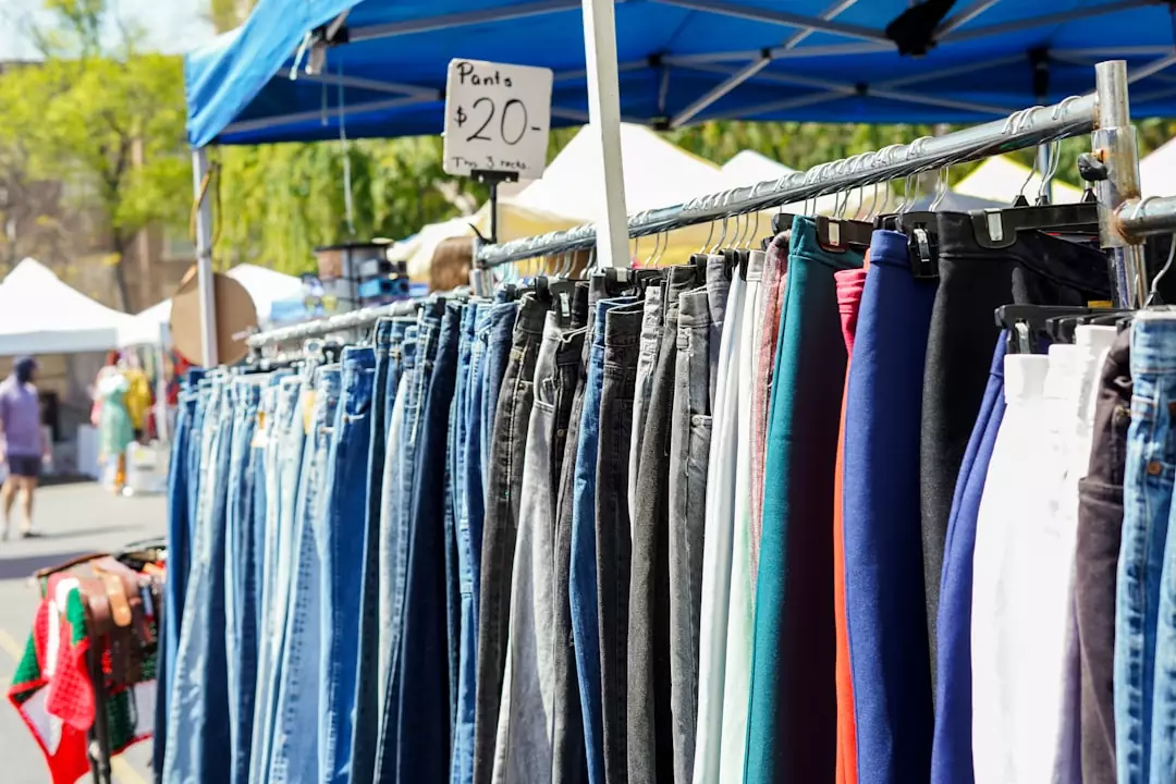 Co pasuje do jeansów? Zainspiruj się 5 stylizacjami na co dzień