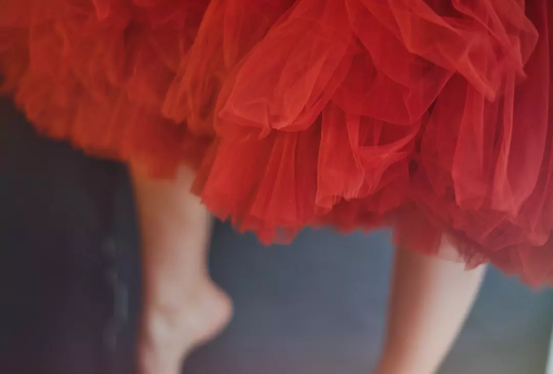 Co pasuje do czerwonej spódnicy? Odkryj 3 sposoby na codzienną stylizację