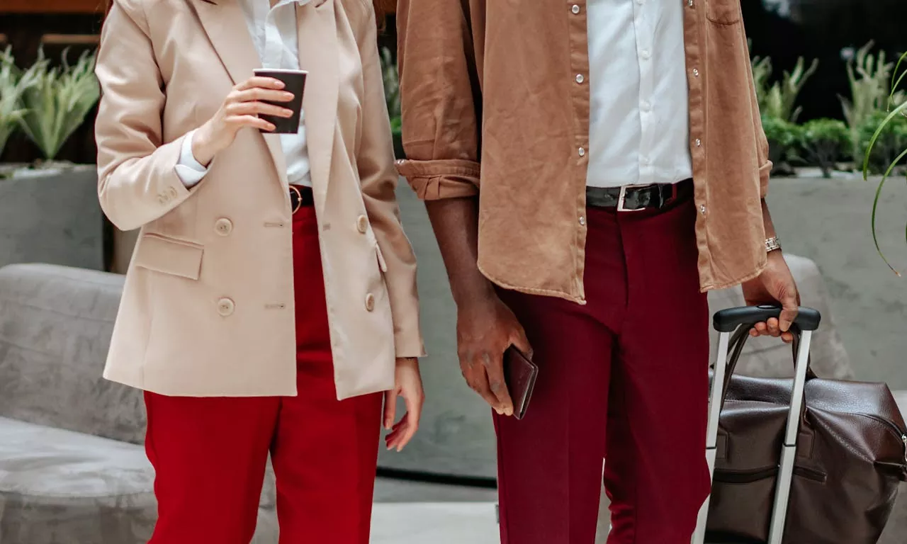 Co pasuje do bordowych spodni? Zainspiruj sie 5 gotowymi elegankimi stylówkami