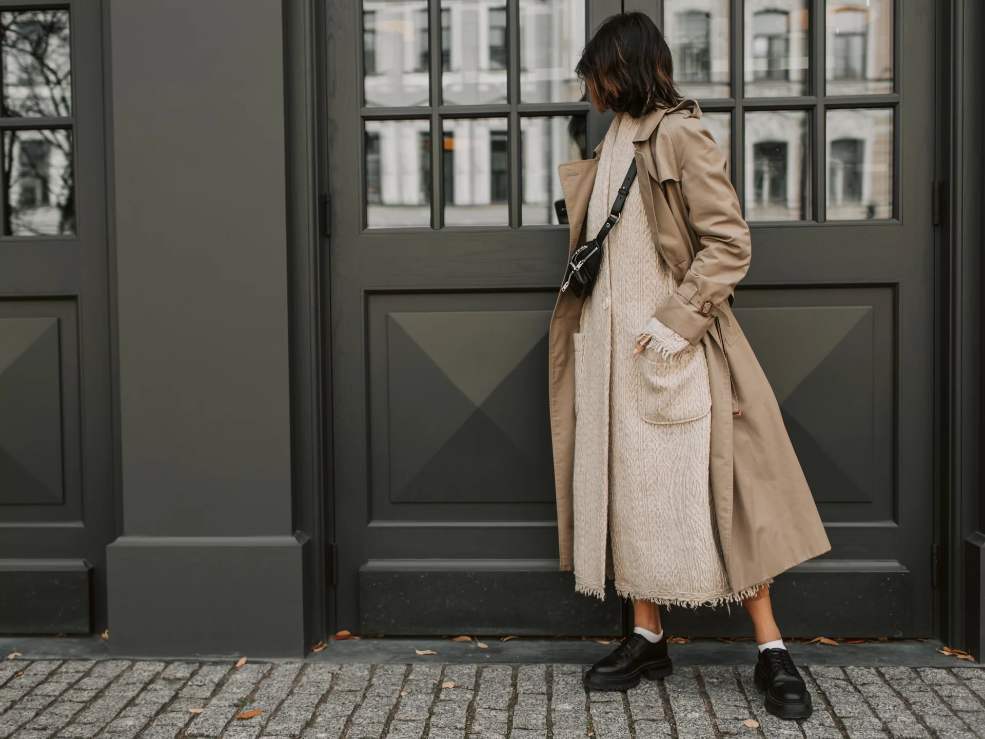 Co pasuje do beżowego płaszcza? Zobacz 6 stylizacji na różne okazje