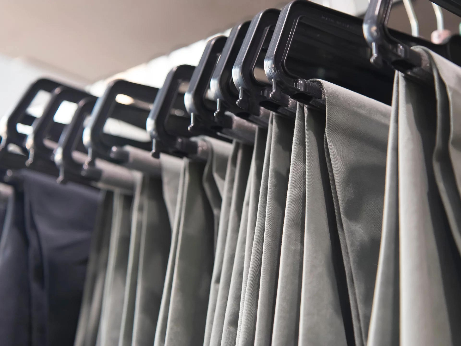 Co pasuje do spodni moro? Poznaj 7 trików, które odmienią Twoją stylizację